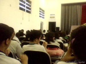 Alunos aguardando o início da palestra.