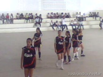 As meninas do 2º ano, jogando com o uniforme do 2º 29. A equipe era formada por meninas de três turmas.