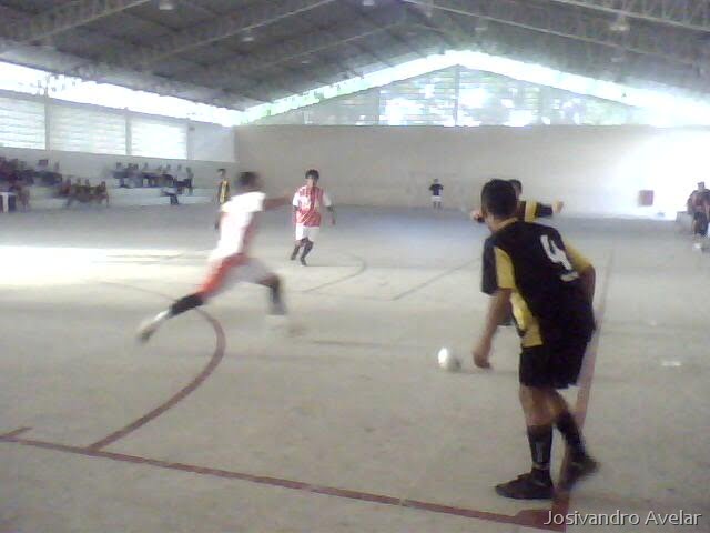 Jogo entre o 2º 31 e o 3º 40. Sim, o 3º 40 jogou duas vezes ontem. quadra 203 thumb 5B12 5D