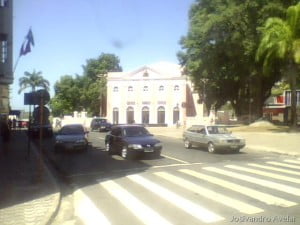 O Teatro Santa Rosa já foi verde, já foi branco, já foi cor-de-pêssego. Agora sim, é rosa como seu nome.