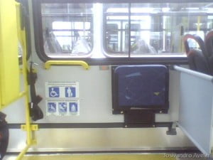 Espaço do ônibus destinado aos cadeirantes.
