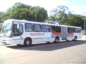 O tamanho total do ônibus chega a 18 metros de altura.