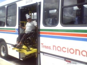 Os novos ônibus possuem elevador para cadeirantes.
