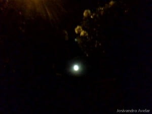 Lá fora, brilha a Lua...