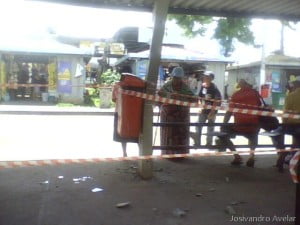Pilar da plataforma 2 da Integração empenado, e isolado. Os cacos de vidro que aparecem na foto são do retrovisor do ônibus que provocou tal incidente.