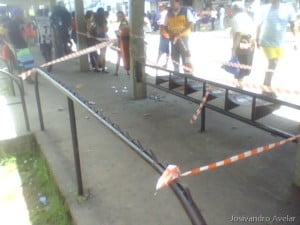 Agentes da STTrans isolam a área.