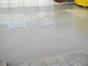 Aqui dá pra ver o calçamento. Mas quando chove forte, tudo isso alaga completamente.