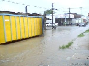 Rua Jornalista Rafael Mororó, cruzamento com a 2 de Fevereiro, às 12:50.