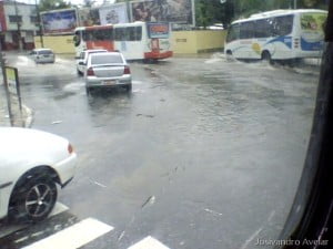 Cruzamento das avenidas Sanhauá com a Gen. Lima Mindelo, no Varadouro, 10:45 da manhã.