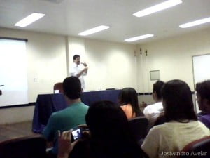 Jessier Quirino ministrando palestra no auditório do IESP.
