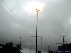 Chuva em JP. O tempo estava tão fechado que os postes nem apagaram às 6:25 da manhã. Foto tirada no dia 02/05/11.