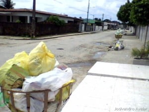 Outro ponto do bairro na manhã de hoje. E nada do lixo ser recolhido pela coleta.