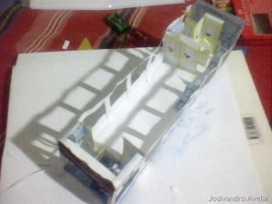 Momento em que a miniatura estava em processo de montagem.