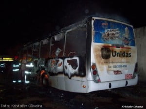 Trabalho de rescaldo realizado pelo Corpo de Bombeiros depois do controle do fogo.