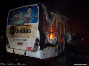 Da carroceria, restou apenas a traseira quase intacta.