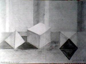 Formas geométricas: uma pirâmide, um cubo, e outra pirâmide.