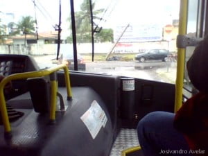 No centro da imagem, o poste inclinado.