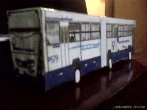 Uma das miniaturas articuladas. Foto da câmera do meu antigo celular.