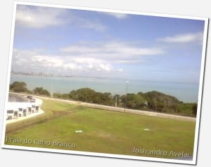 Entre o céu, o verde e o mar