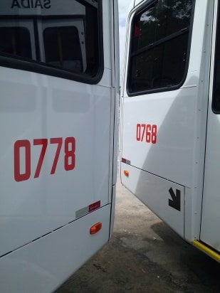 0778 e 0768, numerações de ordem de dois dos ônibus.