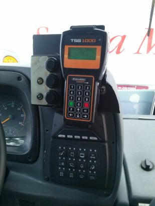 PARA A CIDADE E A RUA DO RIO 8 Equipamento de GPS instalado em um dos ônibus da Santa Maria.