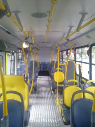 OS ÔNIBUS DE 2014- INTERIORES 10 Os assentos amarelos são preferenciais.