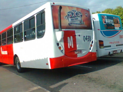 A mesma cena com um ônibus de outra empresa. Foto de 2012.
