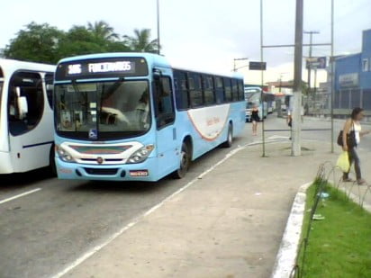 Em alguns casos, os ônibus ficam parados no meio da pista do Terminal de Integração. Foto de 2011.