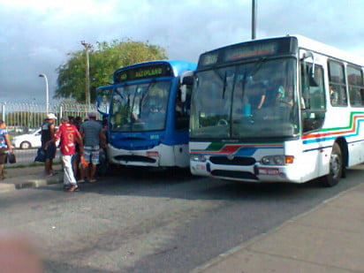 Cenas comuns de se ver na Integração: ônibus obstruindo a passagem nas plataformas. Foto de 2012.
