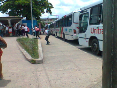 COMO ESTÁ, NÃO PODE FICAR 10 E essa é clássica. É só um carro parar para vários se acumularem no terminal. Foto de 2013.