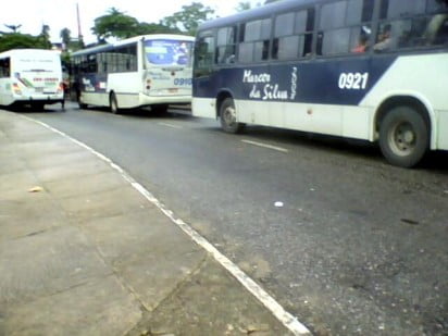 Na foto de 2011, os dois veículos faziam linhas que paravam na mesma parada da Integração.