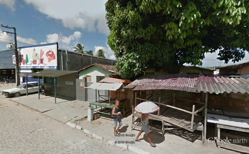 ESTAMOS CRESCENDO. E O MOVIMENTO AQUI JÁ É GRANDE 1 As casas ao lado do supermercado viraram história.