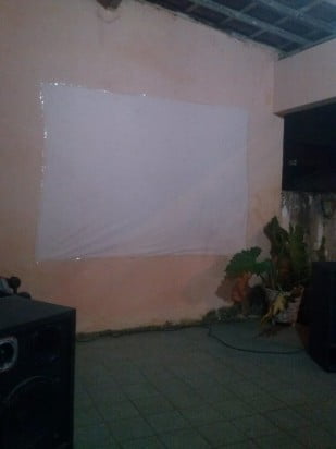 IDEIAS DE UM ANIVERSÁRIO- PARTE 2: LOUVOR DE AÇÃO DE GRAÇAS 3 O TNT fixado na parede serviu como telão para o vídeo.
