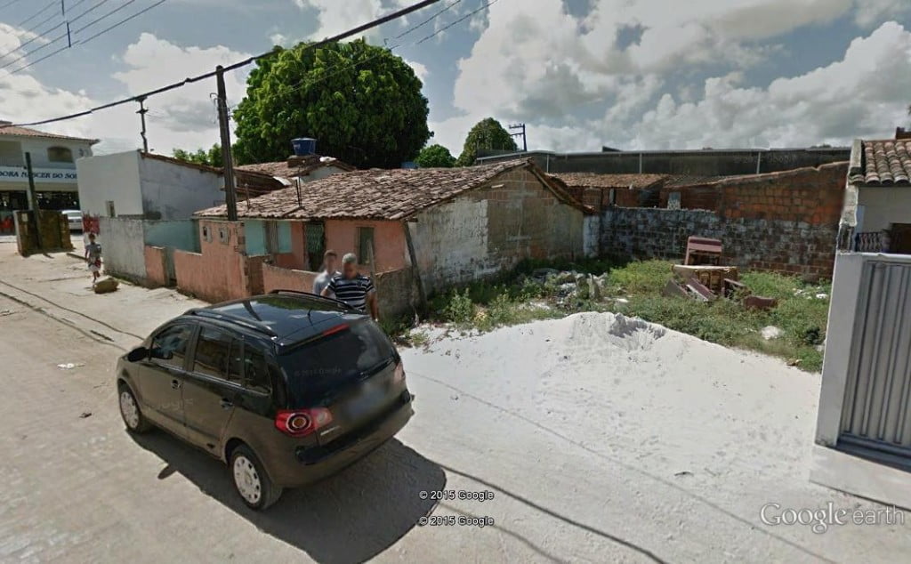 ESTAMOS CRESCENDO. E O MOVIMENTO AQUI JÁ É GRANDE 4 O estacionamento do supermercado chegou até o muro do canto direito. Terreno e as casas da esquerda não existem mais.