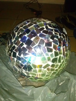 IDEIAS DE UM ANIVERSÁRIO- PARTE 3: FESTA RETRÔ 2 O globo de espelhos feito com CDs quebrados.