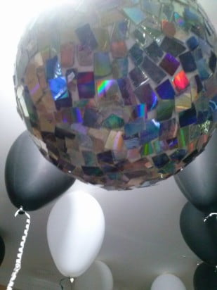 IDEIAS DE UM ANIVERSÁRIO- PARTE 3: FESTA RETRÔ 3 O globo de espelhos já fixado no teto.