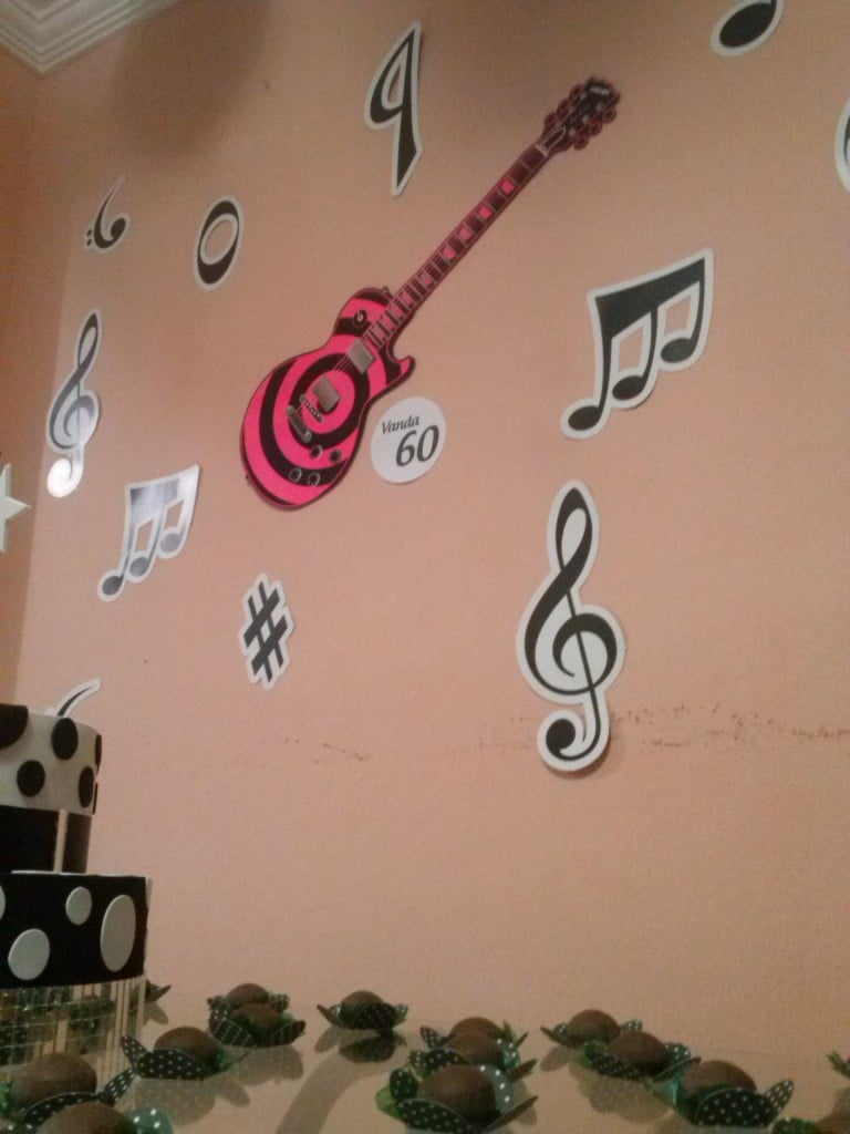 A cor do ano de 2024: você me lembra alguém... 2 Parede da sala de casa na cor pêssego.