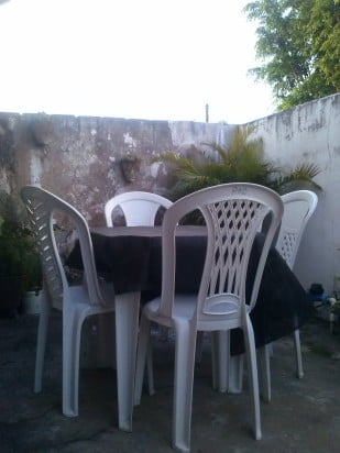 IDEIAS DE UM ANIVERSÁRIO- PARTE 3: FESTA RETRÔ 10 Mesas e cadeiras no terraço.