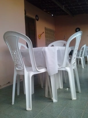 IDEIAS DE UM ANIVERSÁRIO- PARTE 3: FESTA RETRÔ 11 Mesas forradas com o TNT branco.
