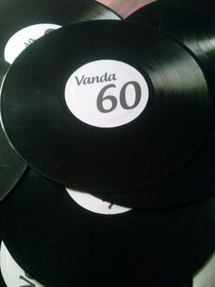IDEIAS DE UM ANIVERSÁRIO- PARTE 3: FESTA RETRÔ 19 Discos de vinil utilizados como adereços de parede, com adesivo personalizado.