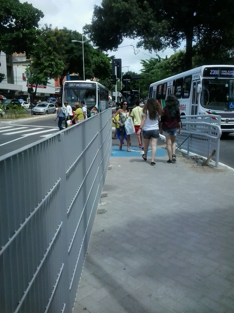COMO ANDAM AS PARADAS DA LAGOA? 5 Além das grades e corrimões, semáforos foram instalados. Só não foram ligados ainda.