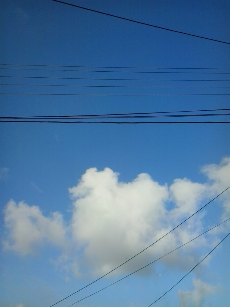 A COR DE HOJE É... AZUL 1 Azul é a cor do céu, da tranquilidade, da calma e... Da criatividade.