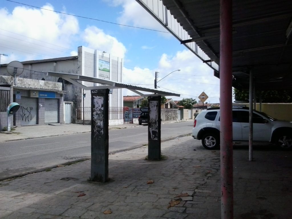 ANTES E DEPOIS DE UMA PARADA 3 Parada da Avenida 2 de Fevereiro, em frente à Casa Lotérica. As colunas dos anos 1980 foram mantidas. Também foram pintadas de branco dias depois dessa foto.