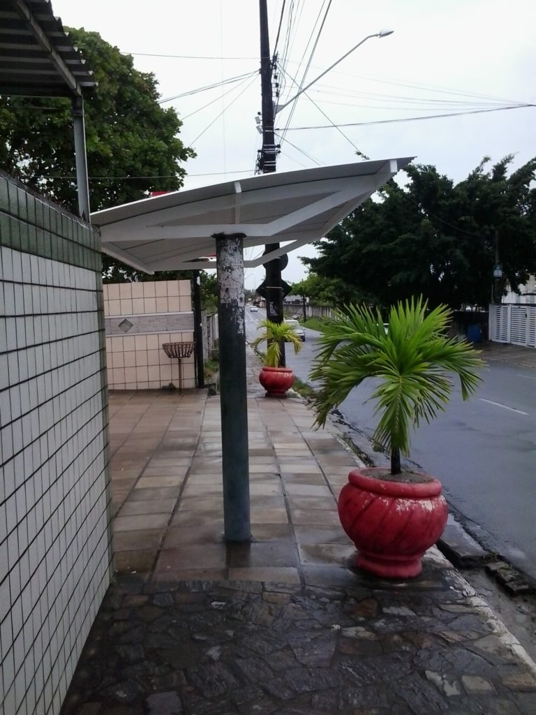 ANTES E DEPOIS DE UMA PARADA 1 Parada da Antônia Gomes da Silveira. Foto tirada antes das colunas serem pintadas de branco, concluindo o serviço.