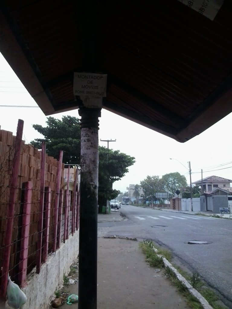 ANTES E DEPOIS DE UMA PARADA 2 Parada da Rua Nereu Ramos, no Cristo. A calçada estreita deve explicar porque a velha parada continua aqui.