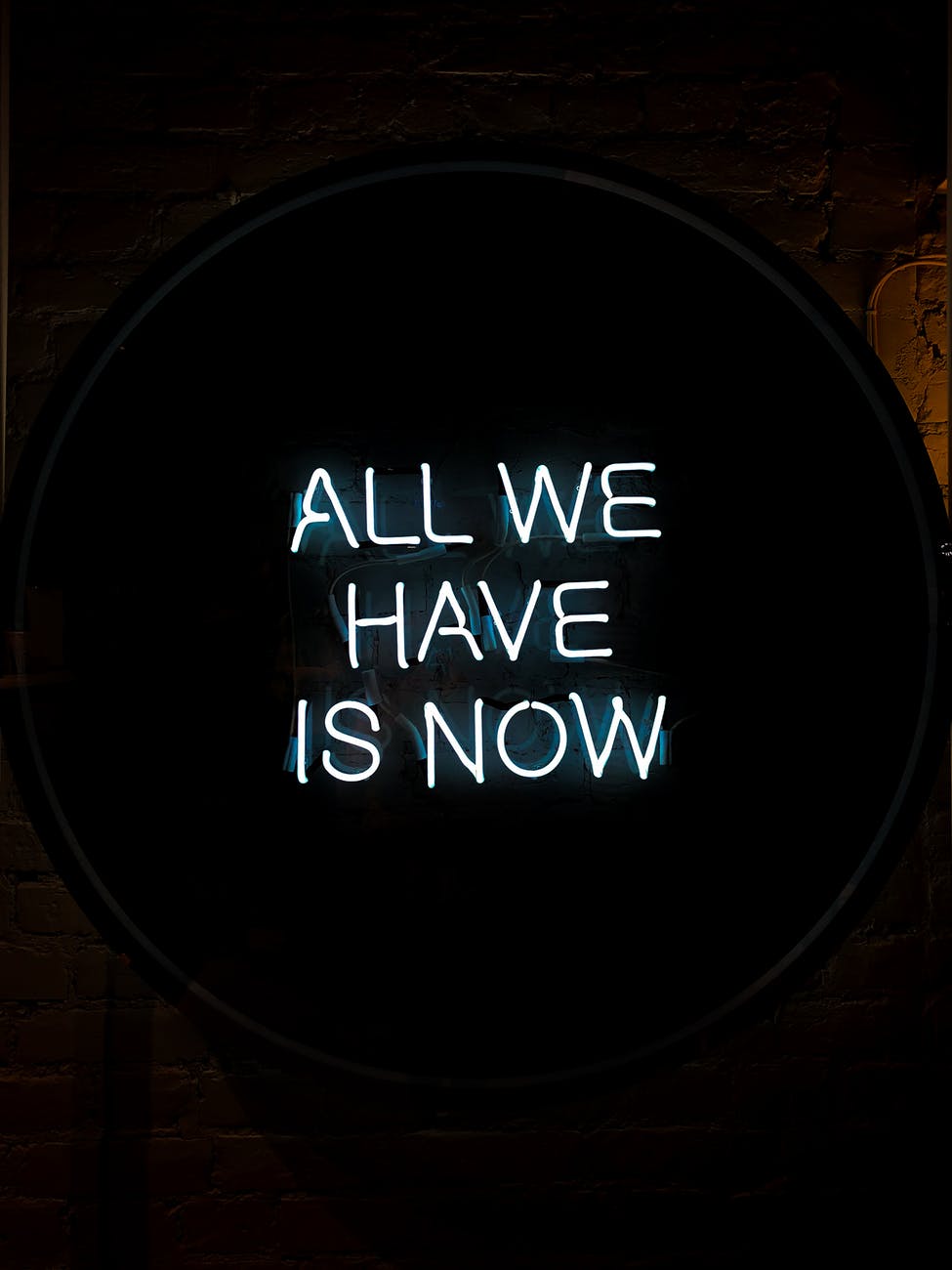 DESTAQUES DA MADRUGADA - AQUI ESTAMOS NÓS, NA BATALHA! 1 white all we have is now neon signage on black surface