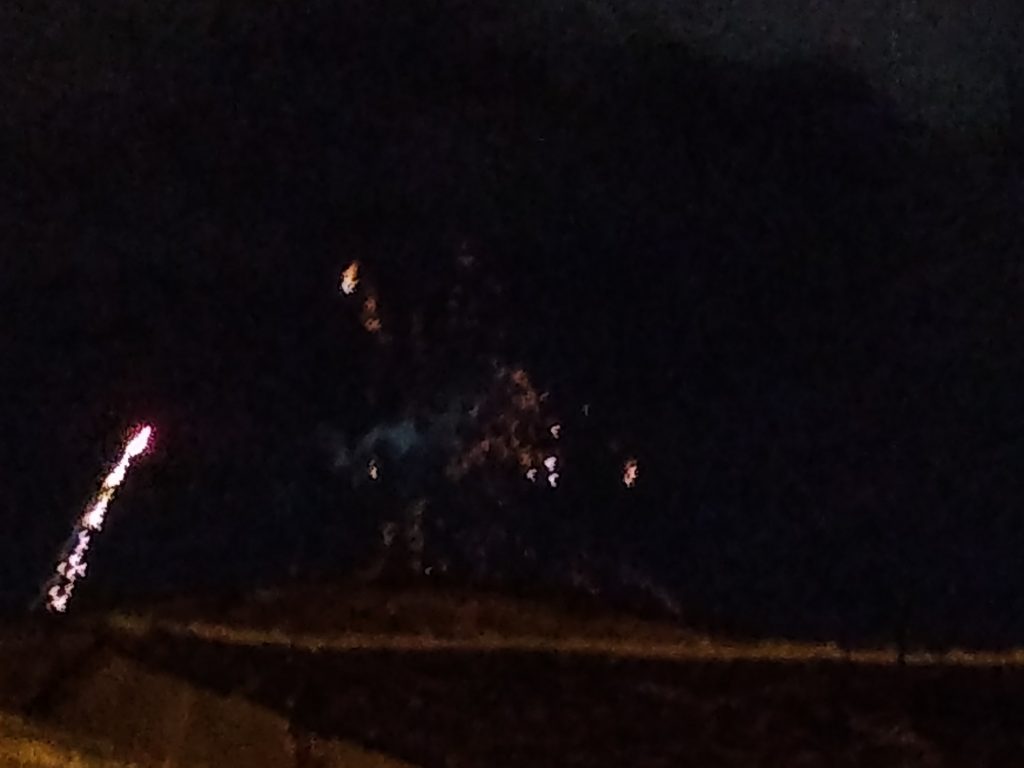 O SHOW DA VIRADA 1 Céu noturno iluminado por fogos de artifício.