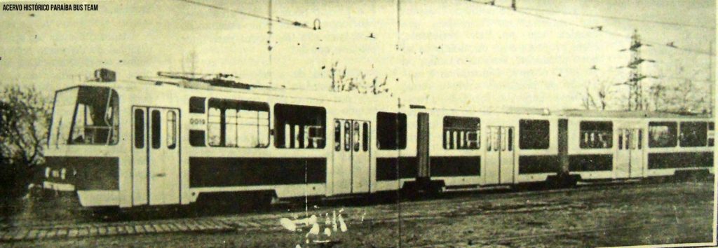 BRT ou qualquer outra fórmula mágica: você realmente esperava algo diferente? 1 Foto de recorte de jornal mostrando um bonde moderno articulado. Fim da descrição.