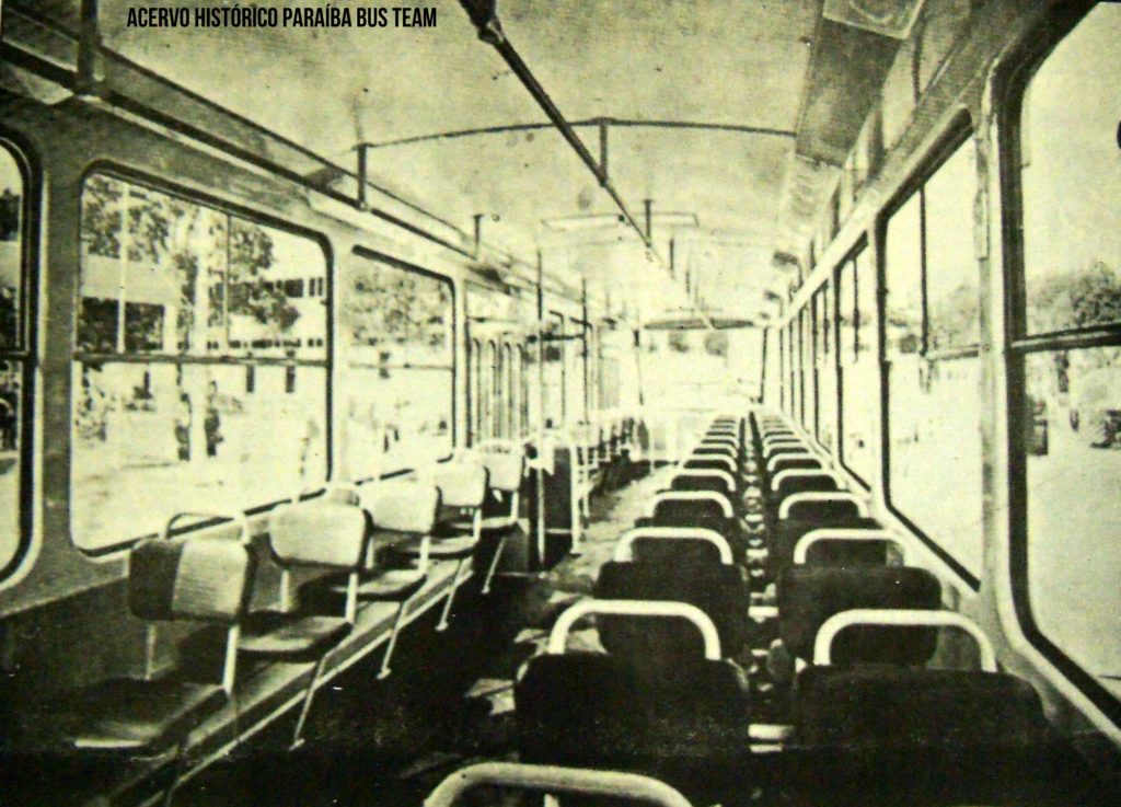Tem bonde na linha, só que não 2 Foto de recorte de jornal mostrando o interior de um bonde moderno. Fim da descrição.