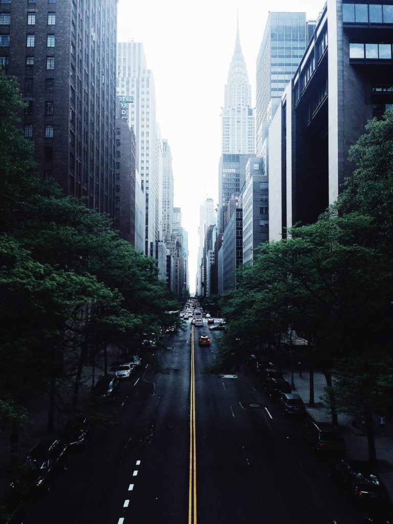 A transição dos "normais" 2 Imagem de uma rua quase vazia com prédios em volta. Fim da descrição.